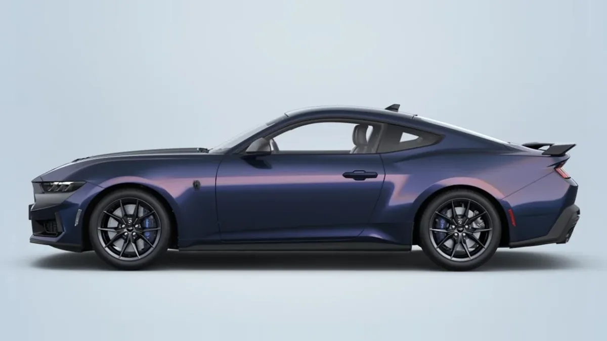 Ford Mustang 5.0 Ti-VCT V8 Mustang Dark House AT en renting para particulares — Lateral