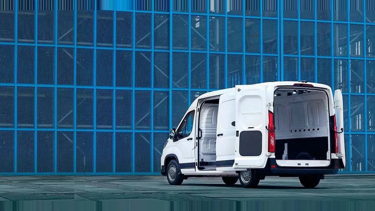 Maxus Deliver 9 Furgón 2.0D L3H2 150 (MERCANCÍAS PROPIAS) en renting para particulares — Lateral