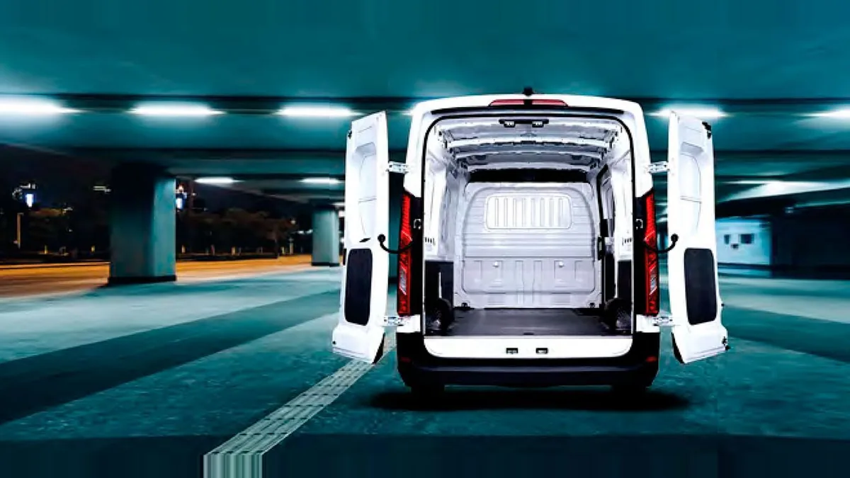 Maxus Deliver 9 Furgón 2.0D L3H2 150 (MERCANCÍAS TERCEROS) en renting para particulares — Trasera